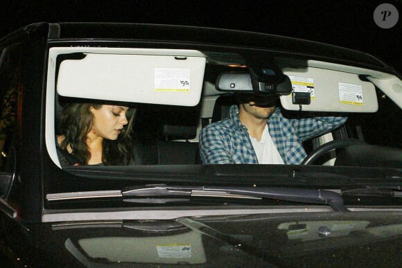Ashton Kutcher et sa fiancée Mila Kunis, enceinte de leur premier enfant, sortent de chez Umami Burger à Toluca Lake, Los Angeles, le samedi 12 avril 2014.