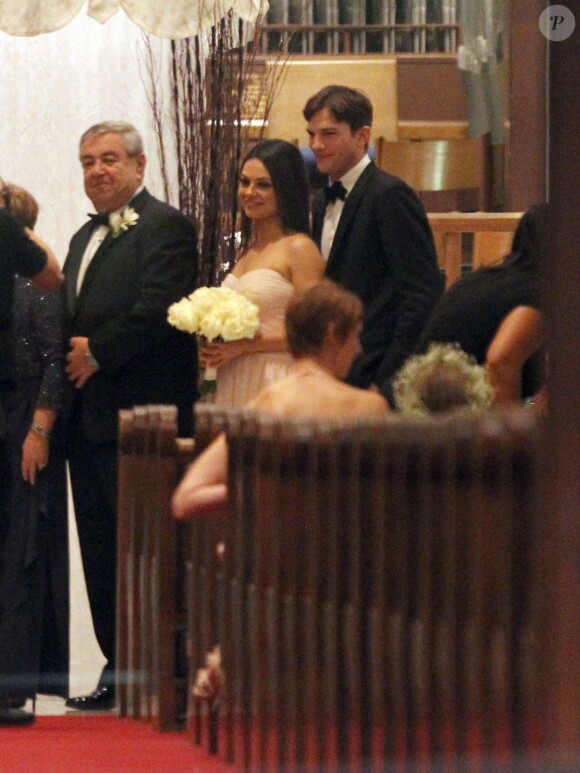 Mila Kunis et Ashton Kutcher lors du mariage du frère aîné de Mila, Michael, avec la danseuse Alexandra Blacker en Floride, le 7 décembre 2013