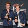Sam Claflin et Josh Hutcherson lors des MTV Movie Award 2014 au Nokia Theatre à Los Angeles, le 13 avril 2014.