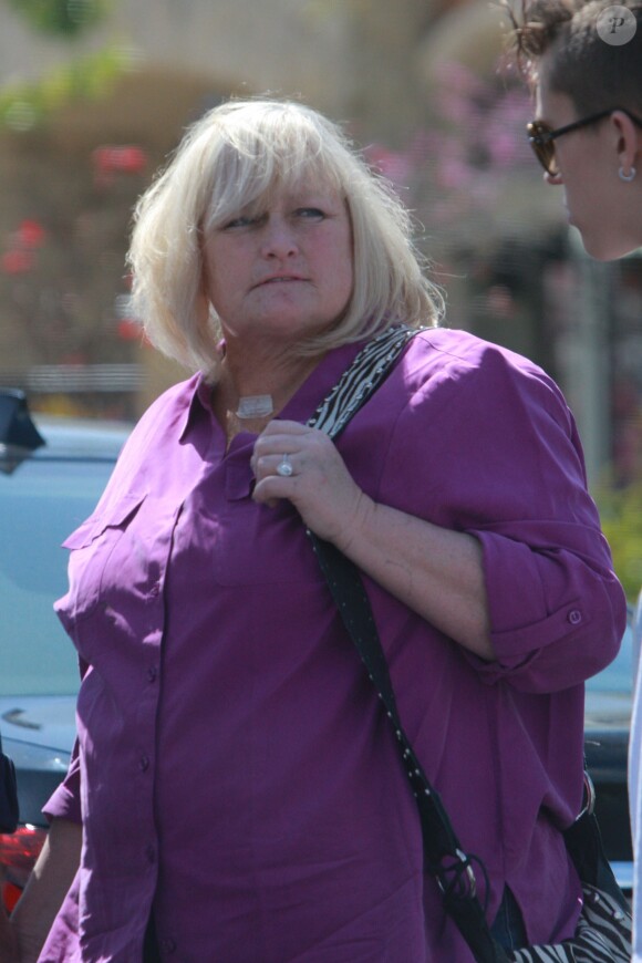 Exclusif - Debbie Rowe dans les rues de Calabasas, le 4 avril 2014.