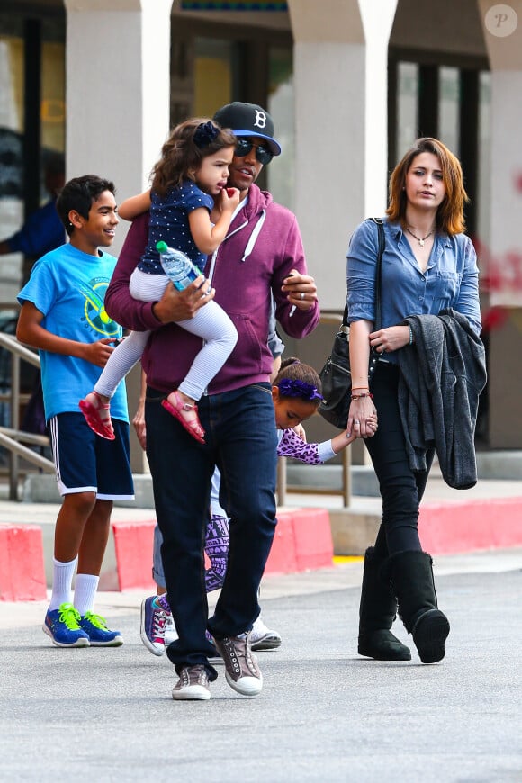 Paris Jackson en famille dans les rues de Calabasas, le 26 mars 2014.