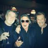 Johnny Hallyday psotait cette photo de ses amis le 12 janveir 2014 sur Twitter avec cette légende : "Hier soir avec mes potes de toujours ! C'était bien rock'n'roll. Un beau projet en vue aussi Yeah!!! #onatoujours20ans"