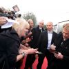 Exclusif - Johnny Hallyday signe des autographes à ses fans à son arrivée au 6e Festival du Film Policier de Beaune, le 2 avril 2014.