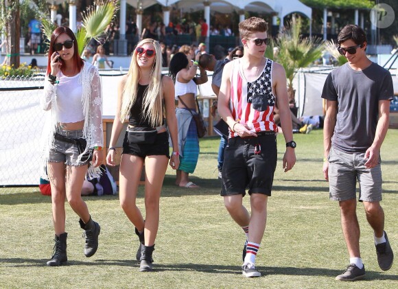 Ava Sambora en compagnie d'amis lors du Festival de Coachella, le 13 avril 2014. 