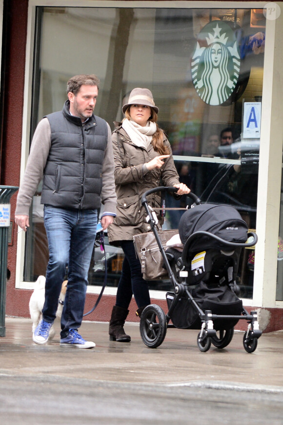 Exclusif - La princesse Madeleine de Suède, son mari Chris O'Neill et leur fille Leonore ainsi que leur chien Zorro se promènent dans les rue de New York le 29 mars 2014.