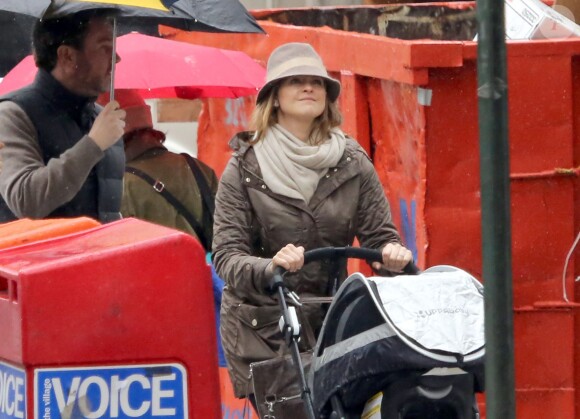 La princesse Madeleine de Suède et son mari Chris O'Neill à New York le 29 mars 2014 lors d'une promenade avec leur fille Leonore.
