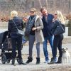 La princesse Madeleine de Suède et Chris O'Neill avec des amis à Central Park lors d'une promenade avec leur fille Leonore, à New York, le 22 mars 2014