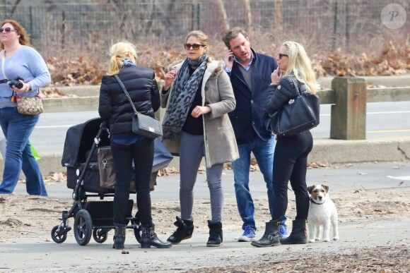 La princesse Madeleine de Suède et Chris O'Neill avec des amis à Central Park lors d'une promenade avec leur fille Leonore, à New York, le 22 mars 2014