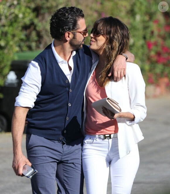 Exclusif - Eva Longoria et son petit ami Jose Antonio Baston s'embrassent à la sortie d'un restaurant à Santa Monica, le 16 février 2014.
