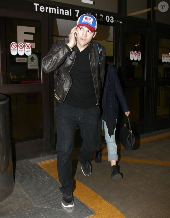 Exclusif - Ashton Kutcher et sa fiancée Mila Kunis, enceinte, à Los Angeles le 30 mars 2014. 
