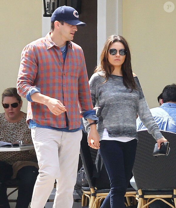 Exclusif - Ashton Kutcher et sa fiancée Mila Kunis sont allés déjeuner à Studio City. Le 22 mars 2014.