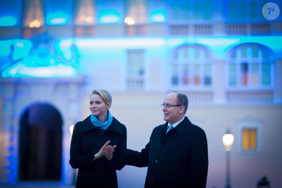 Charlene de Monaco, avec le prince Albert, inaugurait le 2 avril 2014 les illuminations du palais princier pour la Journée mondiale de l'autisme.