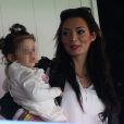 La ravissante Emilie Nef Naf avec sa fille Maëlla assistent au match de football PSG contre Reims au Parc des Princes à Paris le 5 avril 2014.