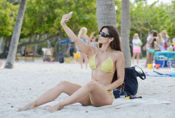 Exclusif - Selfie sexy pour la bombe Anaïs Zanotti, en bikini sur une plage de Miami. Le 17 avril 2014.