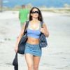 Exclusif - La Française Anaïs Zanotti arrive sur une plage de Miami pour un après-midi détente. Le 17 avril 2014.