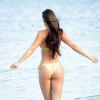 Exclusif - Anaïs Zanotti, craquante en bikini jaune, profite d'un après-midi détente sur une plage de Miami. Le 17 avril 2014.