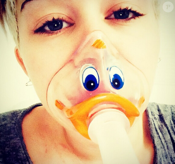 Miley Cyrus a partagé un selfie d'hôpital à ses millions de followers sur Twitter, le 18 avril 2014.