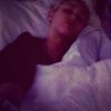 Hospitalisée pour une réaction allergique sévère à des antibiotiques, Miley Cyrus a partagé une photo d'elle sur son lit d'hôpital. Le 17 avril 2014.