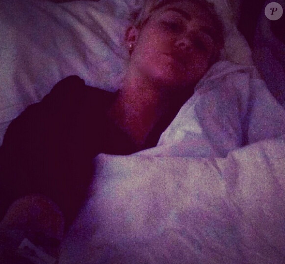 Hospitalisée pour une réaction allergique sévère à des antibiotiques, Miley Cyrus a partagé une photo d'elle sur son lit d'hôpital. Le 17 avril 2014.