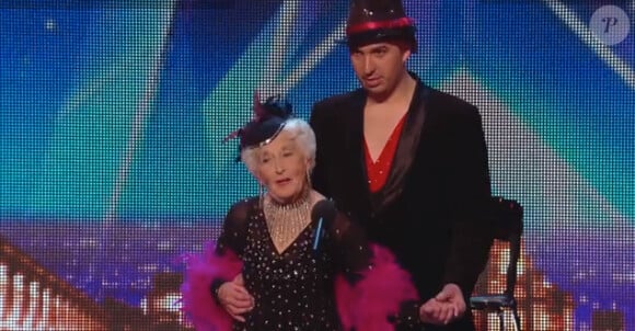 Paddy, 79 ans, et son cavalier réalisent un impressionnant numéro de salsa dans Britain's got talent, sur la chaîne britannique ITV.