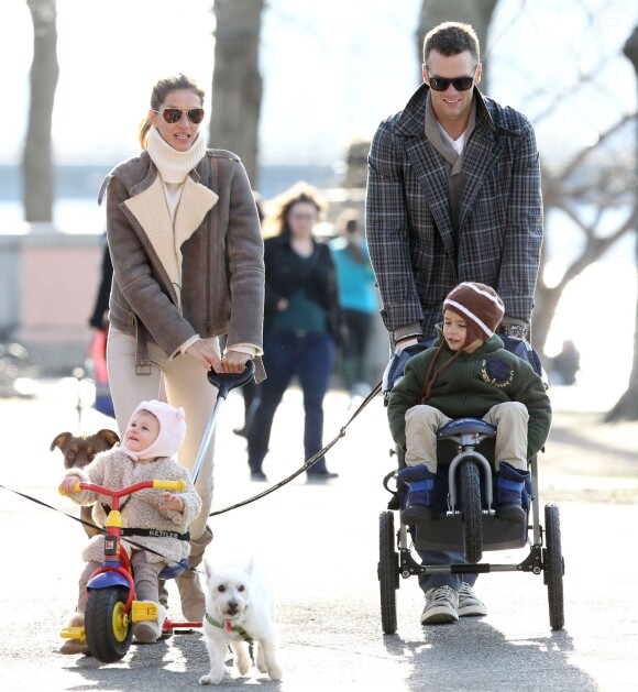 Exclusif - Tom Brady, Gisele Bundchen et leurs enfants Benjamin et Vivian se promènent à Boston. Le 20 avril 2014.