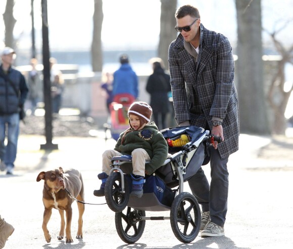 Exclusif - Tom Brady, son fils Benjamin et leur chien, Lua, de sortie à Boston. Le 20 avril 2014.