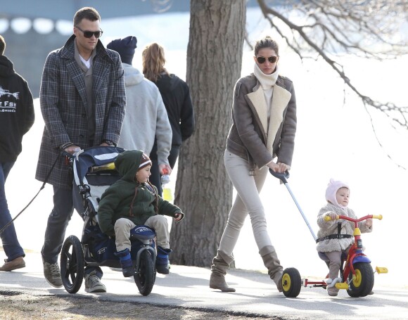 Exclusif - Tom Brady, Gisele Bundchen et leurs enfants Benjamin et Vivian profitent du week-end de Pâques en toute simplicité. Boston, le 20 avril 2014.