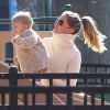 Exclusif - Gisele Bundchen et sa fille Vivian s'amusent dans un parc de Boston. Le 20 avril 2014.