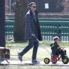 Exclusif - Tom Brady, son fils Benjamin et leur chien, Lua, de sortie à Boston. Le 20 avril 2014.