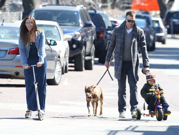 Exclusif - Tom Brady, sa soeur Nancy, son fils Benjamin et son chien Lua sont de sortie à Boston. Le 20 avril 2014.