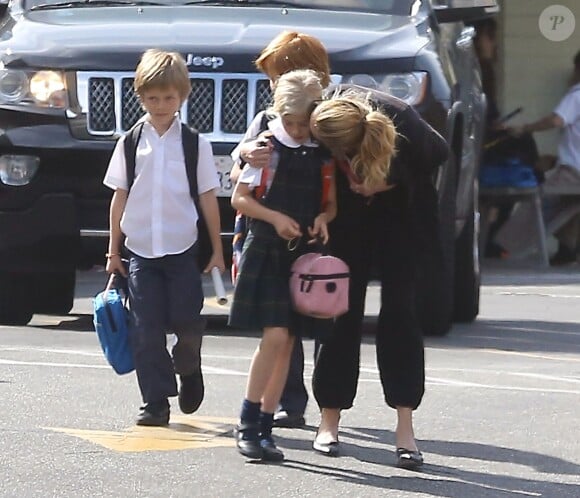 Exclusif - Julia Roberts se promène avec ses trois enfants Phinnaeus, Henry et Hazel à Los Angeles le 7 mars 2014.