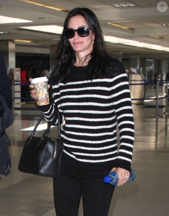 Exclusif - Courteney Cox à l'aéroport de LAX à Los Angeles, le 20 avril 2014.