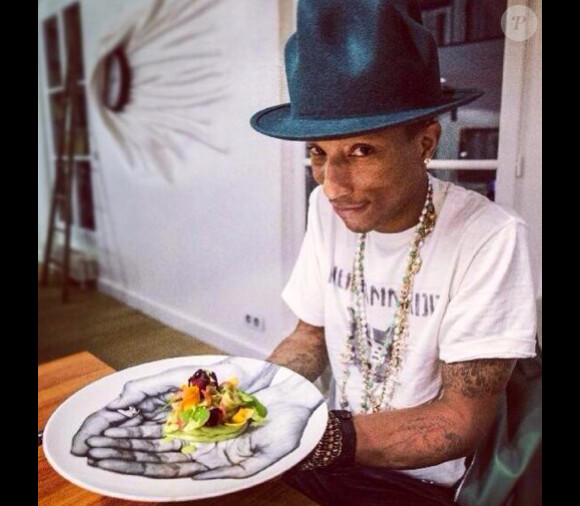 Pharrell Williams dîne chez JR une salade Alexandra concoctée par Jean Imbert, le 24 février 2014