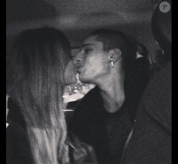 Anaïs et Eddy sont inséparables et n'hésitent pas à échanger un nouveau baiser sur la bouche. Avril 2014.