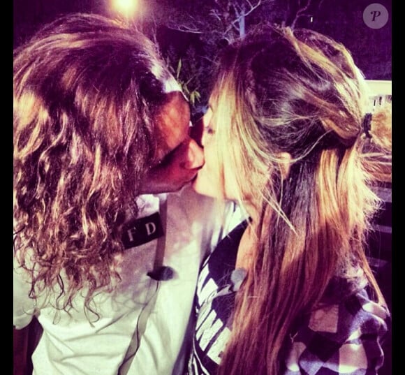 Anaïs et Eddy s'embrassent sur la bouche pendant le tournage des "Anges de la télé-réalité". Mars 2014.