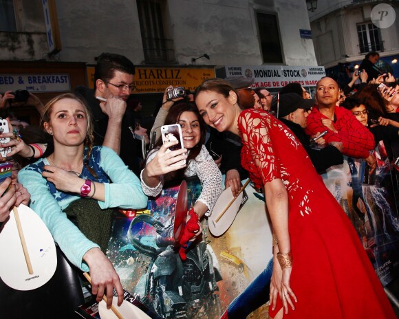 Pauline Lefèvre (robe Yiqing Yin et manchettes Van Cleef & Arpels) à l'avant-première du film "The Amazing Spider-Man 2: Le Destin d'un Héros" à Paris, le 11 avril 2014.
