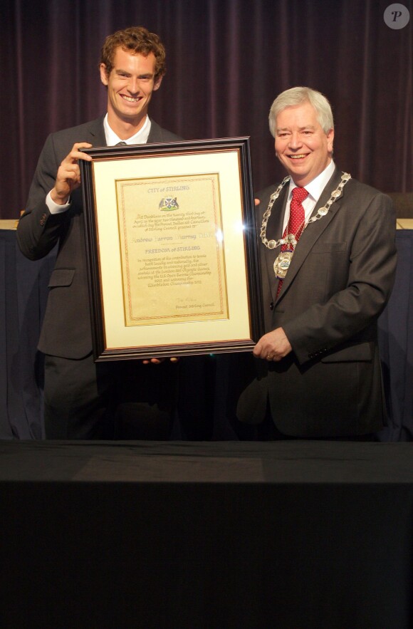 Andy Murray est nommé citoyen d'honneur de la ville de Stirling (Ecosse) par Mike Robbins, représentant du conseil municipal, le 23 avril 2014. 