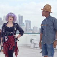 Pharrell Williams : Escorté par Kelly Osbourne dans le clip de "Marilyn Monroe"