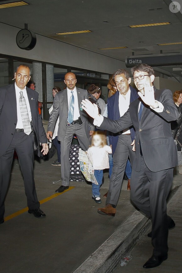 Nicolas Sarkozy avait le sourire au côté de sa petite fille Giulia en débarquant à l'aéroport LAX de Los Angeles le 25 avril 2014 où Carla Bruni se produira sur scène au Luckman Fine Arts Complex de LA le 26 avril