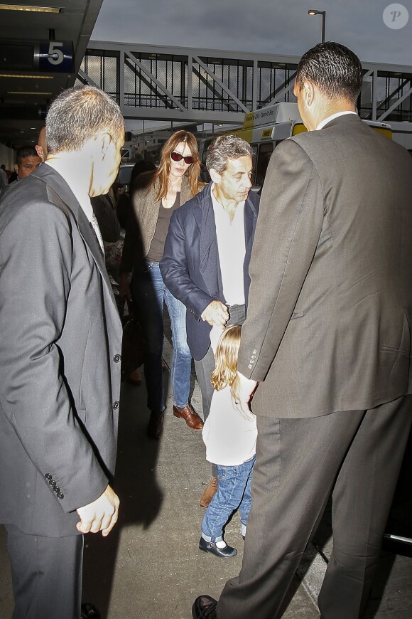 Nicolas Sarkozy, Carla Bruni-Sarkozy et leur fille Giulia débarquent à l'aéroport LAX de Los Angeles le 25 avril 2014 où la chanteuse se produira sur scène au Luckman Fine Arts Complex de LA le 26 avril
