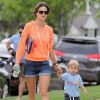Alessandra Ambrosio et son fils Noah, main dans la main au cours d'une promenade dans leur quartier. Los Angeles, le 25 avril 2014.