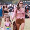 Alessandra Ambrosio et sa fille Anja lors du 2ème jour du second week-end de Coachella. Indio, le 19 avril 2014.