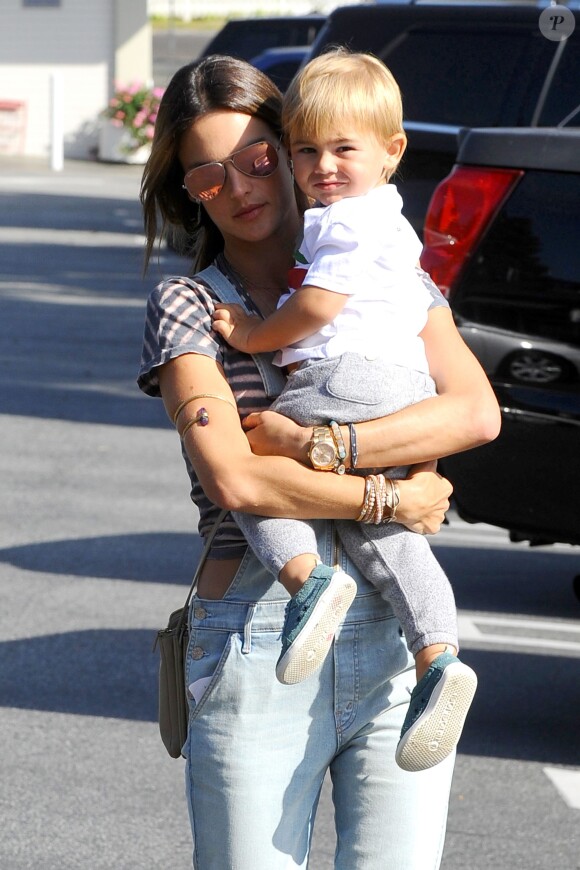 Alessandra Ambrosio et Noah à Los Angeles, le 22 avril 2014.