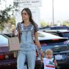 Alessandra Ambrosio et son fils Noah quittent la Sweet Rose Creamery à Los Angeles. Le 22 avril 2014.