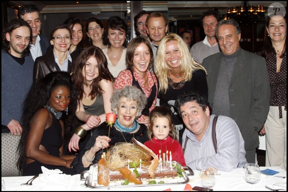 Exclusif : Micheline Dax et sa petite-fille et tous ses proches pour fêter son 84e anniversaire à Paris le 3 mars 2008