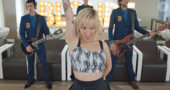 La jolie Alizée s'éclate dans le clip de son nouveau single, Blonde. Avril 2014.