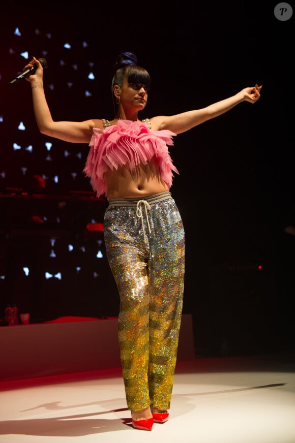 La chanteuse Lily Allen en concert à Londres, le 28 avril 2014.