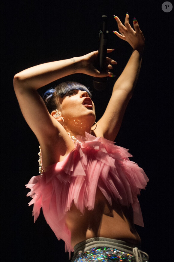 Lily Allen en concert à Londres, le 28 avril 2014.