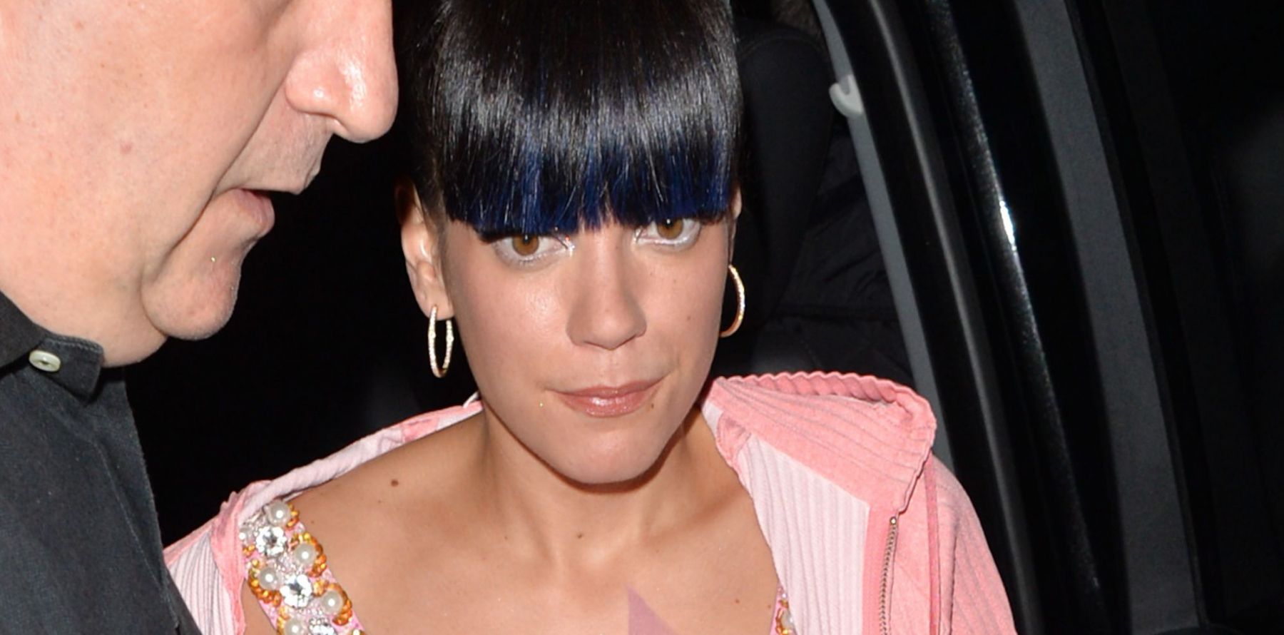 lily-allen-jeune-maman-en-formes-le-ventre-l-air-pour-lancer