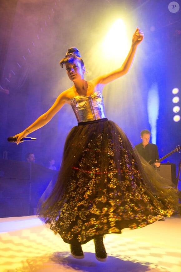Lily Allen en concert à Londres, le 28 avril 2014.